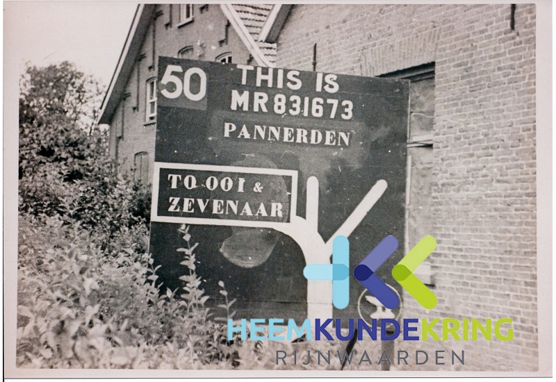Pannerden 1945 Road sign `polar Bears` mei bij het huis van heiltjes te Pannerden Coll. G.B.Janssen